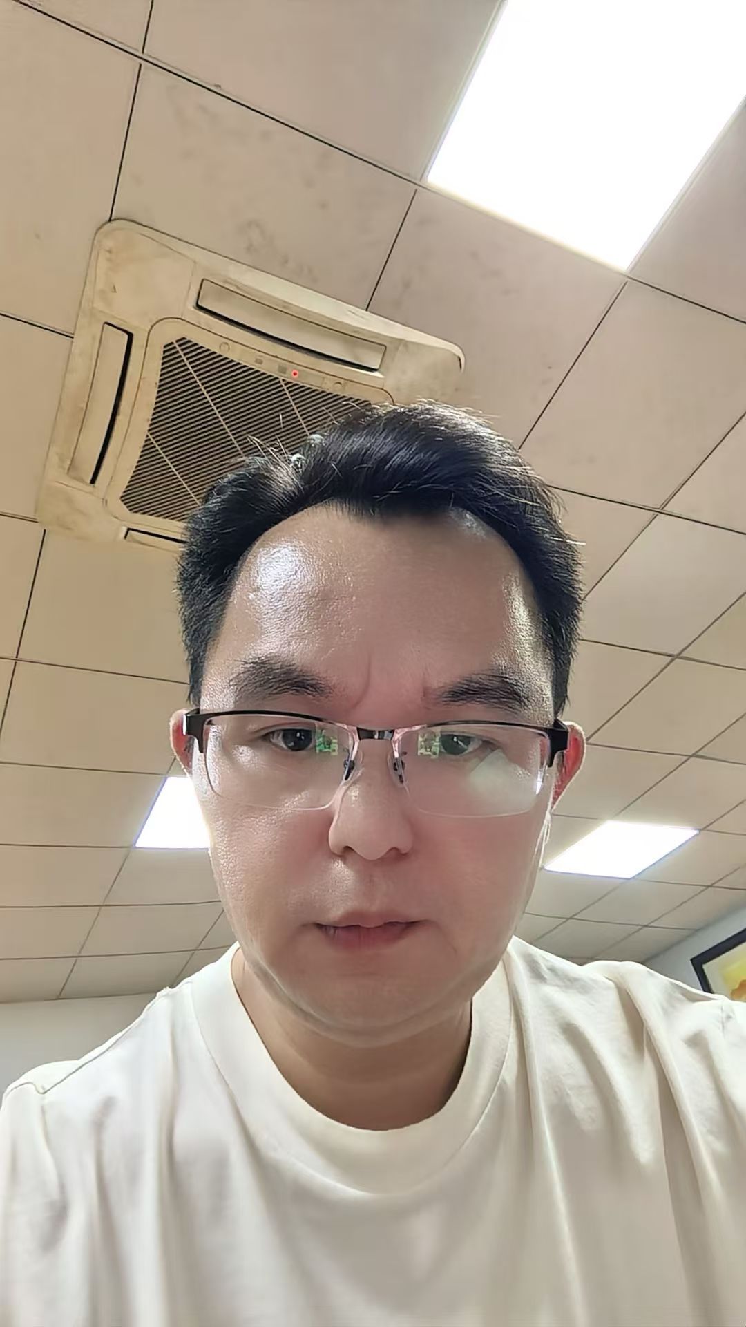 三十五岁左右女性头像,穿职业装,黑色长发,专业表情,科技公司背景